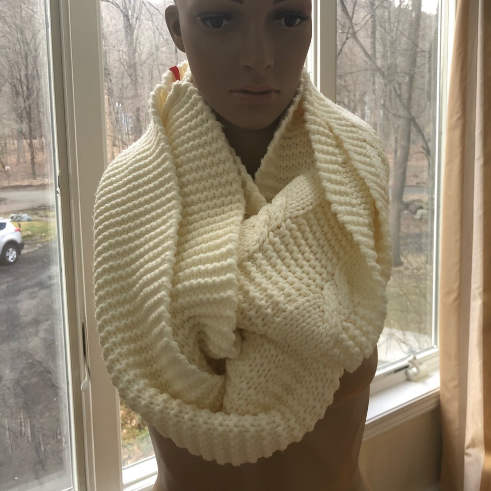 Esprit Infinity Scarf